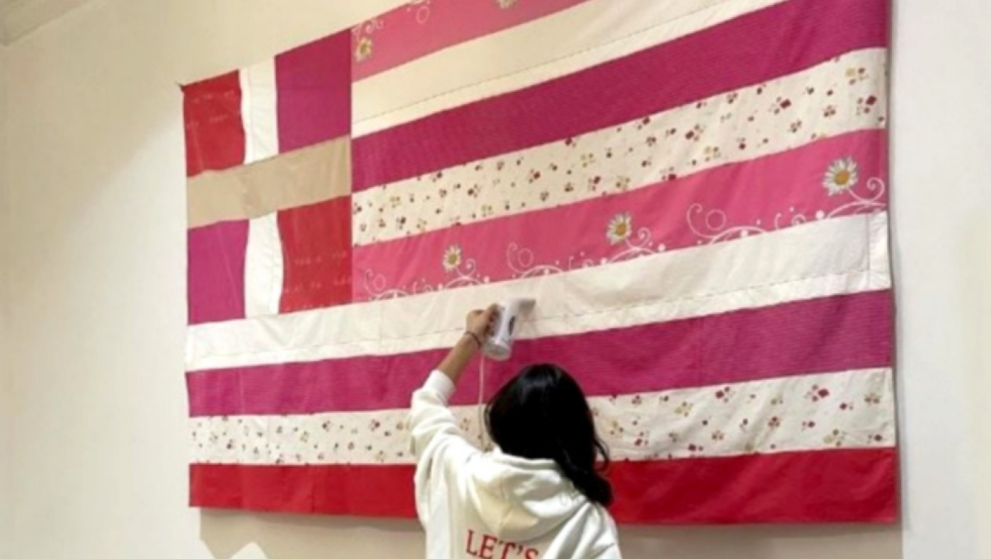Ροζ ελληνική σημαία: Αντιδράσεις για την εντολή απόσυρσης – «Μυρίζει ακροδεξιά διολίσθηση»