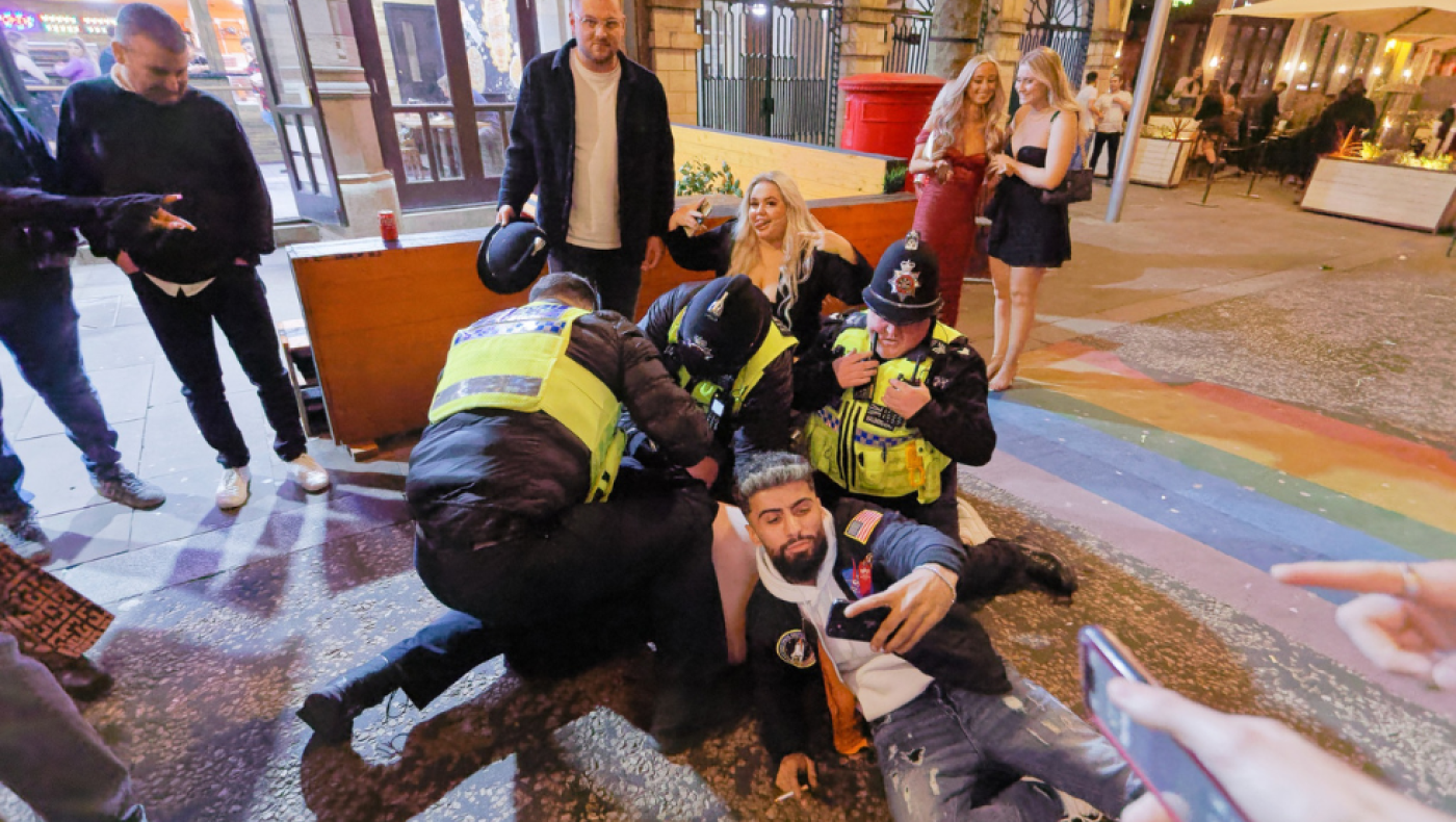 Έλληνας φωτογράφος απαθανάτισε τη στιγμή σύλληψης μεθυσμένου και έγινε viral- «Βάλτε τη στο Λούβρο»