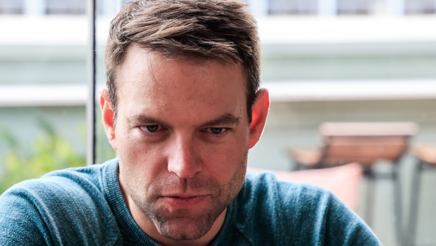 Ο Κασσελάκης «βάζει πλάτη» και δανείζει τον ΣΥΡΙΖΑ εξαψήφιο ποσό για να πληρωθούν οι μισθοί