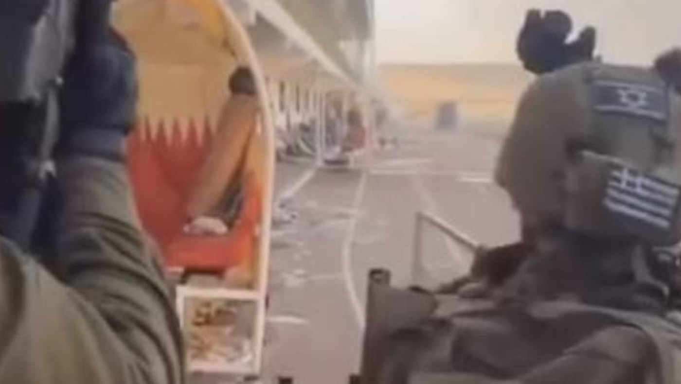 Γάζα: Ελληνική σημαία σε κράνος Ισραηλινού στρατιώτη με Παλαιστίνιους αιχμαλώτους