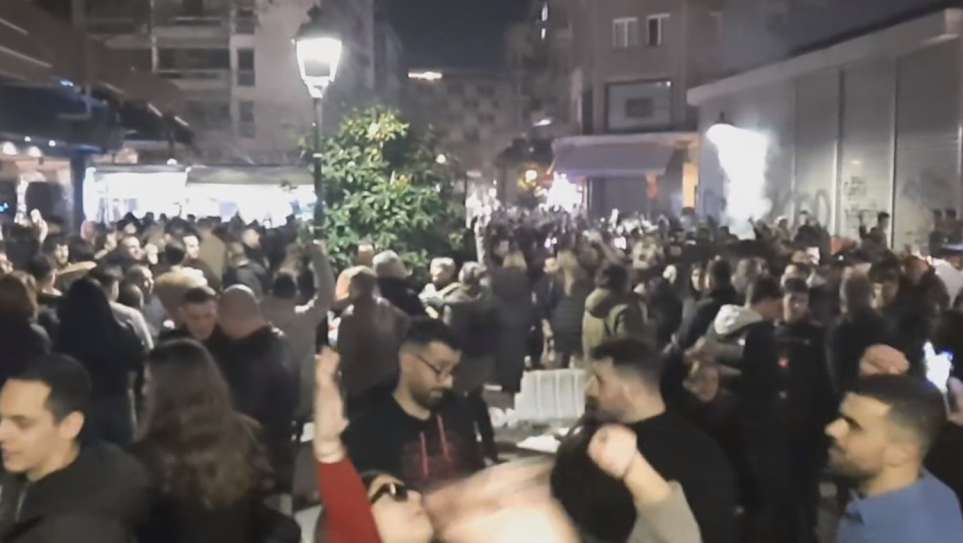 Οι Θεσσαλονικείς τραγουδούν Καρρά και αποχαιρετούν τον θρύλο της λαϊκής μουσικής!