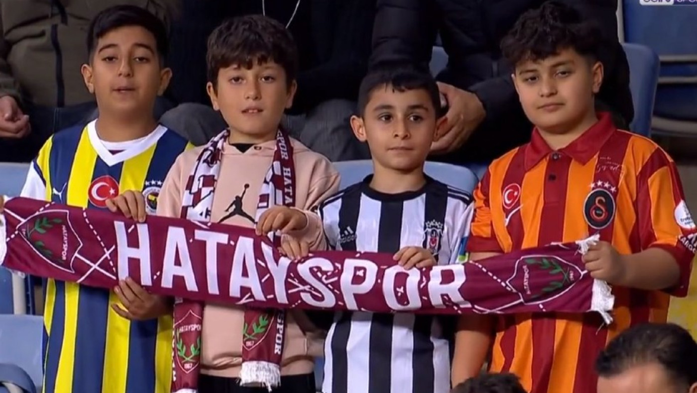 Τουρκία: Πιτσιρικάδες φορούν διαφορετικές φανέλες και στέλνουν ένα ηχηρό μήνυμα