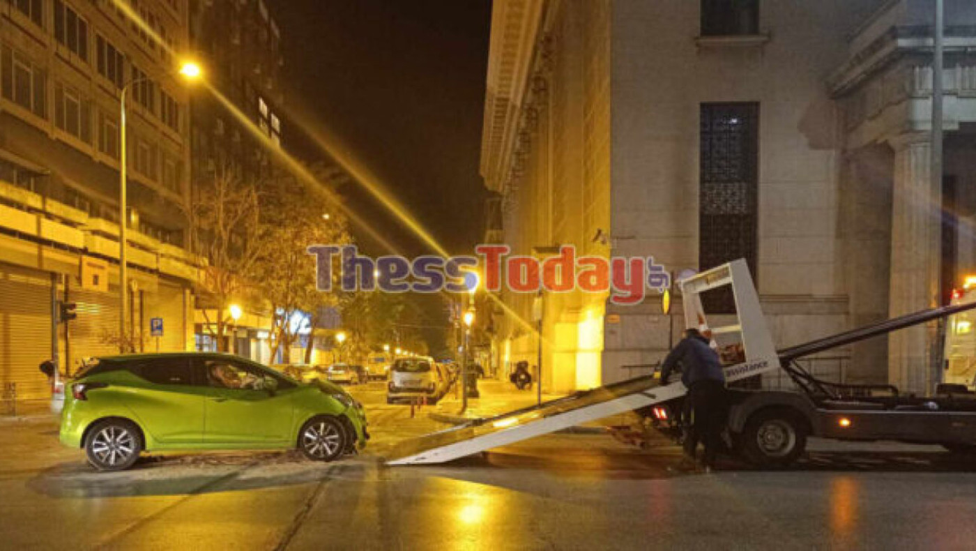 Θεσσαλονίκη: Οδηγός παραβίασε το κόκκινο και συγκρούστηκε με αυτοκίνητο που οδηγούσε αστυνομικός