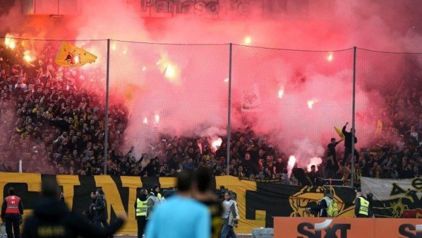 Με πρόστιμο κινδυνεύει η ΑΕΚ για τις φωτοβολίδες...