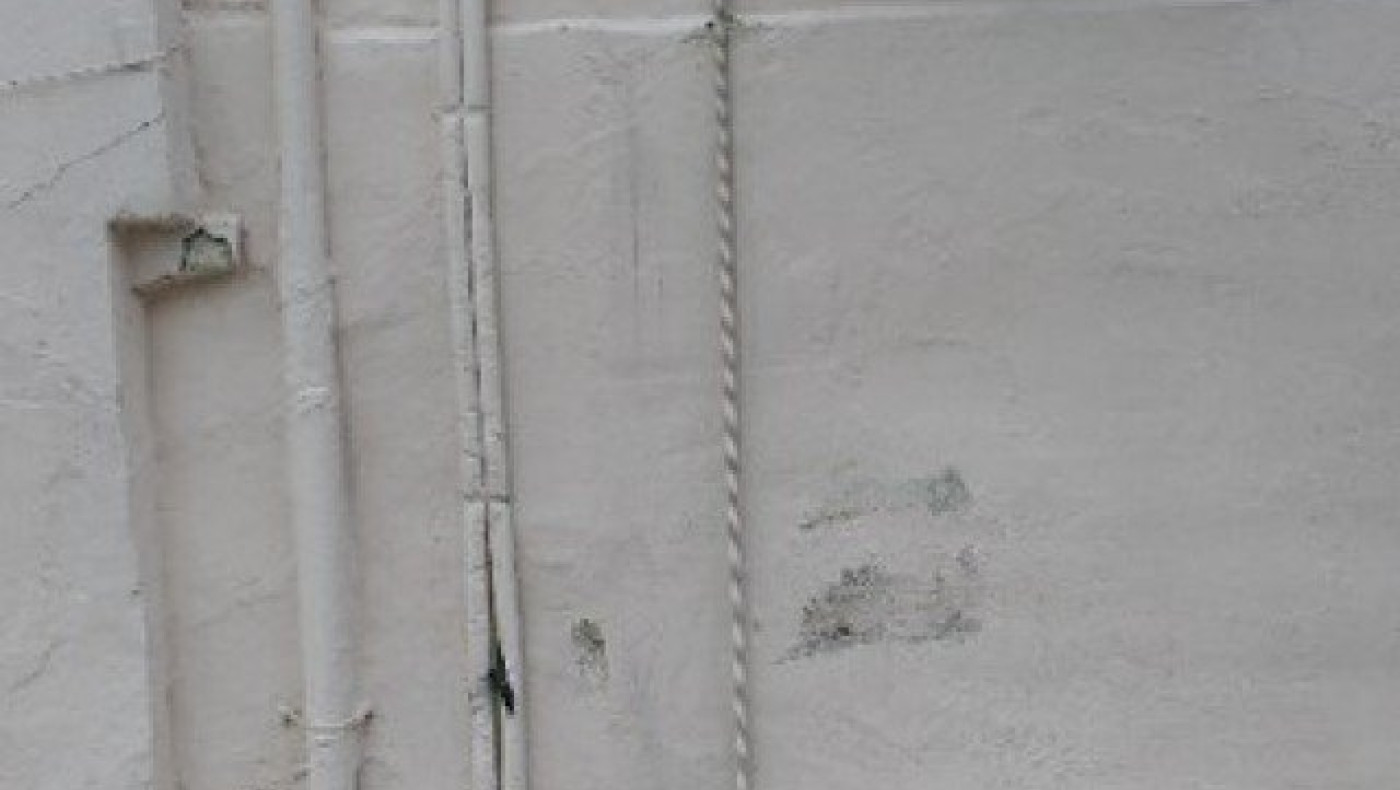 «Τρελό» φορτηγό αφού χτύπησε σε τοίχους και μπαλκόνια, απέκλεισε δρόμο