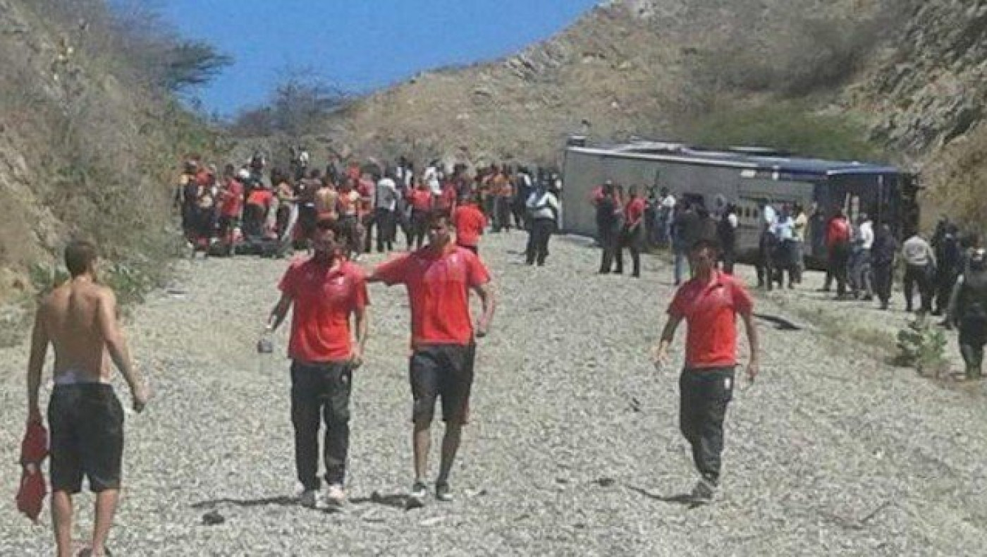 Ανατράπηκε το λεωφορείο που μετέφερε την αποστολή της Ουρακάν (videos)