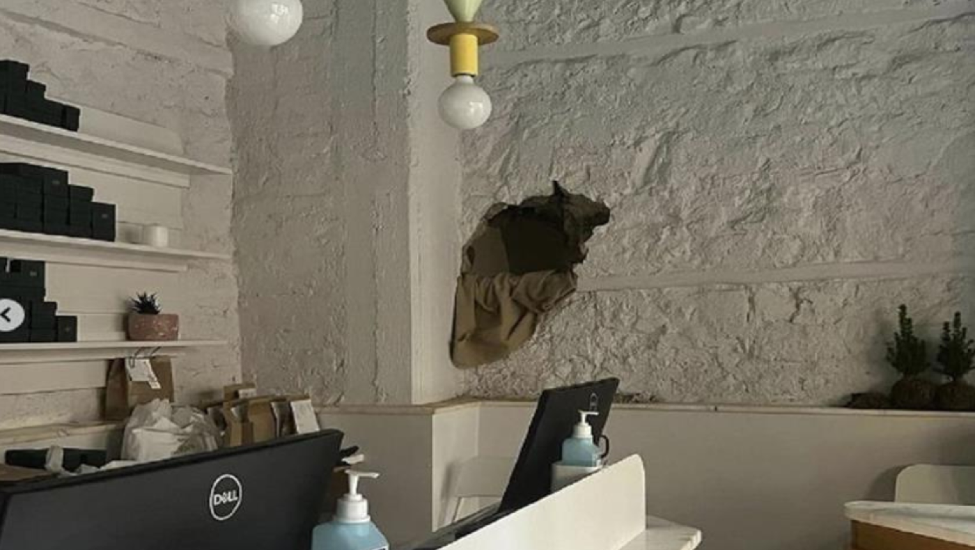 Ριφιφί έξι λεπτών: Άδειασαν κοσμηματοπωλείο στην Αθήνα