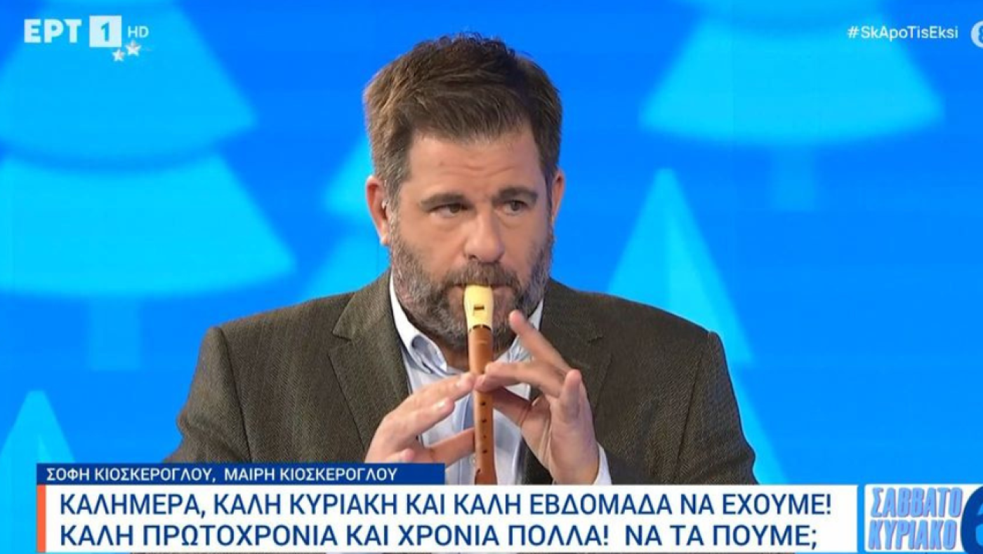 ΕΡΤ: Ο Κοτταρίδης πήρε τη φλογέρα και έπαιξε τον ύμνο του Ολυμπιακού