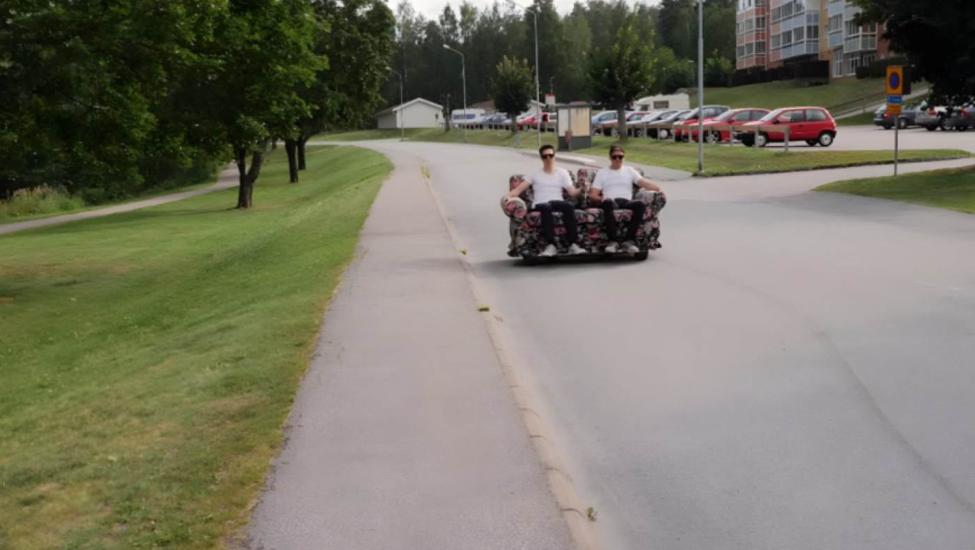 Μετέτρεψαν τον καναπέ του σπιτιού τους σε όχημα και έγιναν viral!