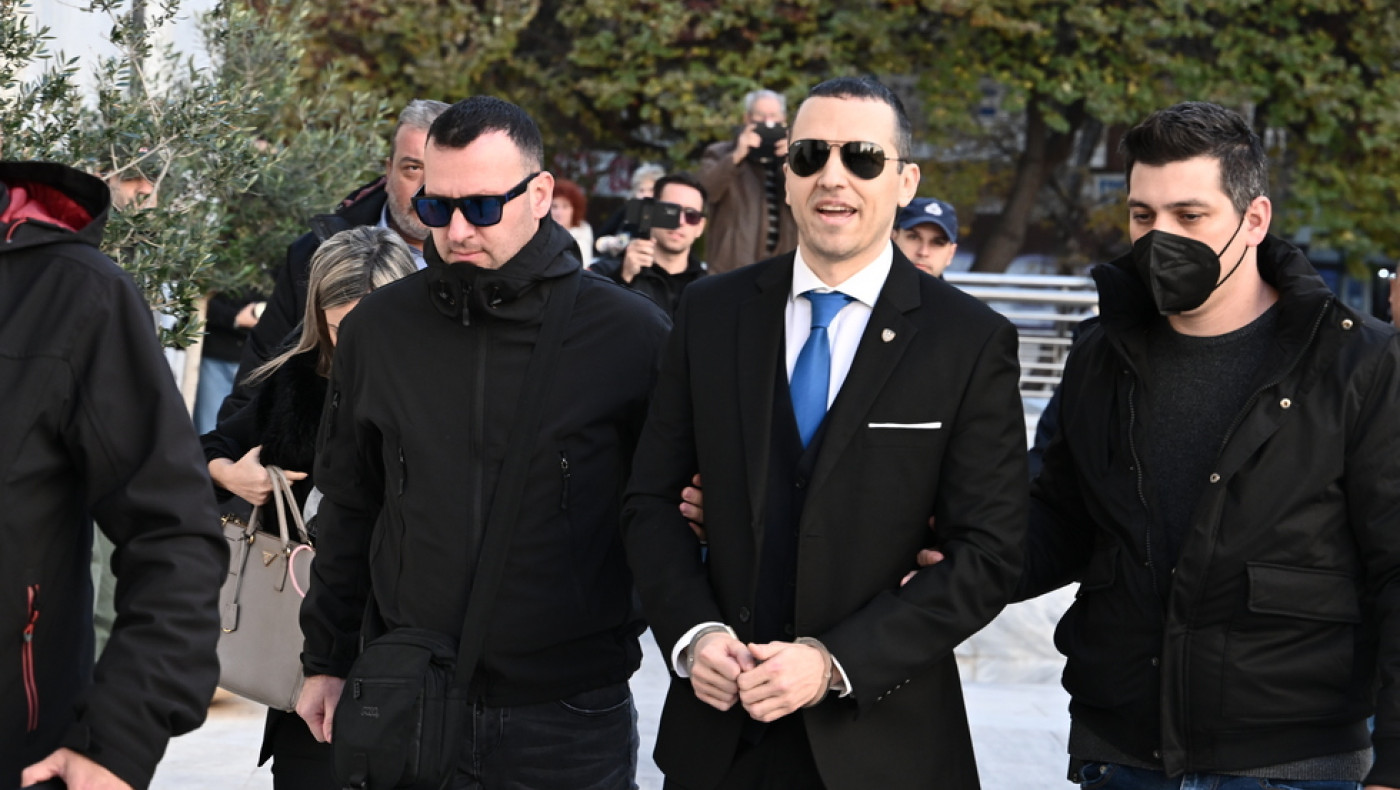 Με χειροπέδες στο Δημαρχείο για να ορκιστεί ο Ηλίας Κασιδιάρης