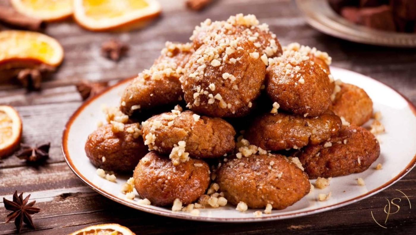 Μελομακάρονα και κουραμπιέδες: Πόσο θα αγοράσουμε φέτος τα γλυκά των Χριστουγέννων