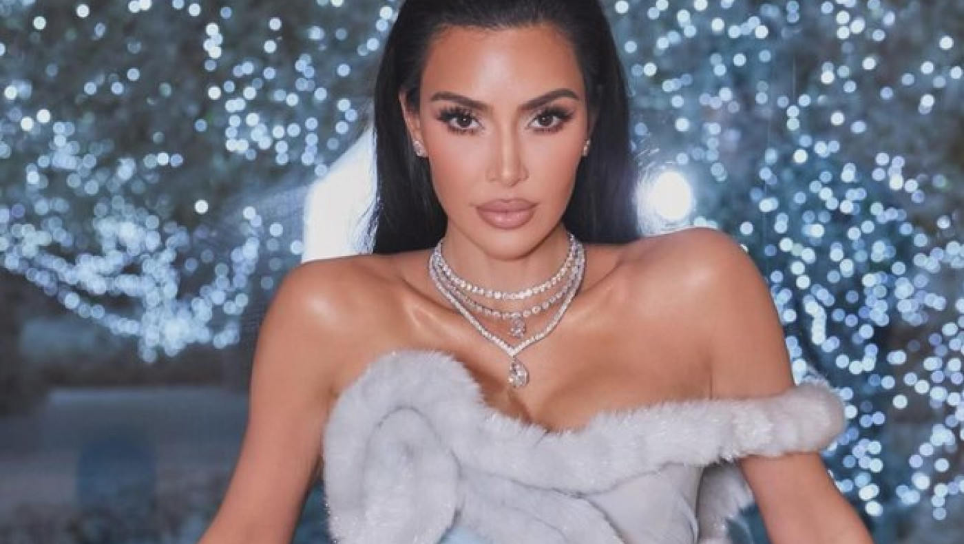 «Γκουρού του φώτοσοπ»: Η Κιμ Καρντάσιαν εμφανίστηκε με δύο... αντίχειρες