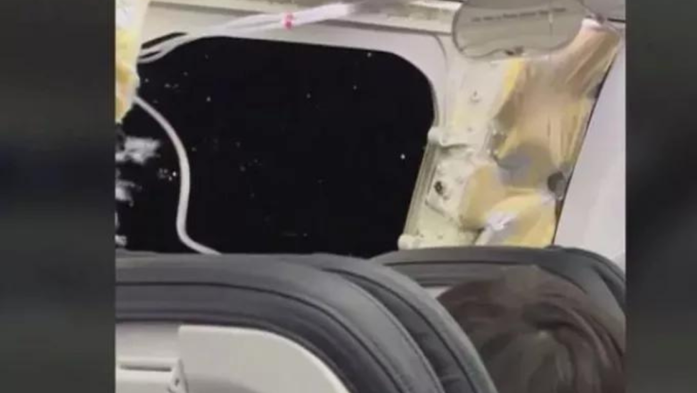 Πανικός σε πτήση της Alaska Airlines: Αποκολλήθηκε παράθυρο στον αέρα