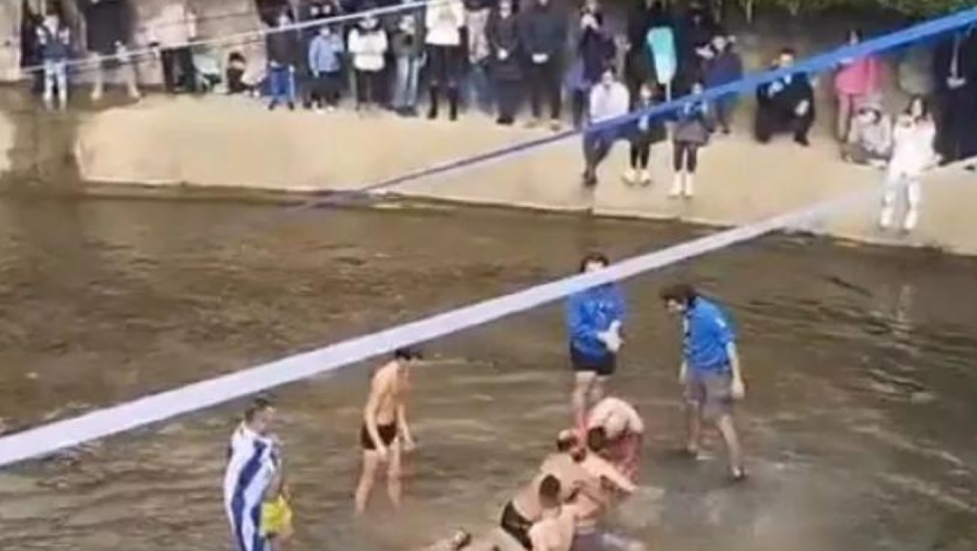 Τρίκαλα: Όρμησαν σε νεαρό που έπιασε τον σταυρό και ξεκίνησαν... καυγά