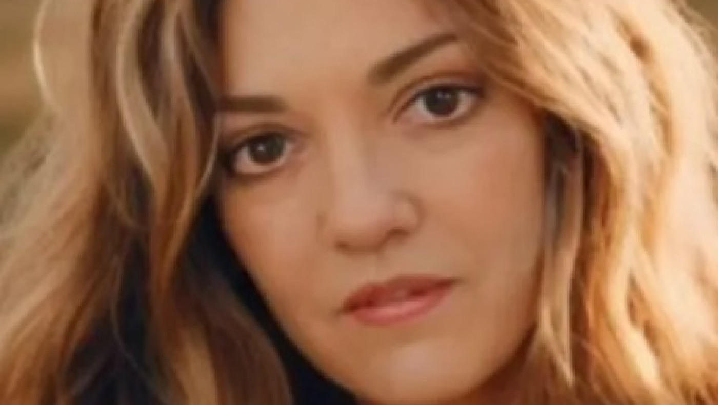 Η τραγουδίστρια που ζει την «αιώνια νιότη» στα 63 της (vids)