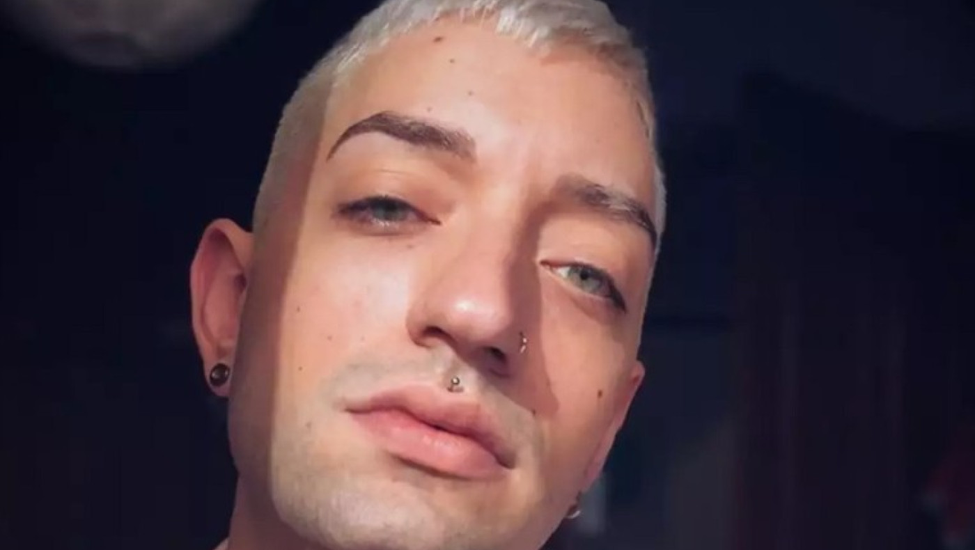 Γιάννης Κατινάκης: «Θέλεις τον γκέι με πίσσα και πούπουλα και το βράδυ να δέρνεις τη γυναίκα σου»