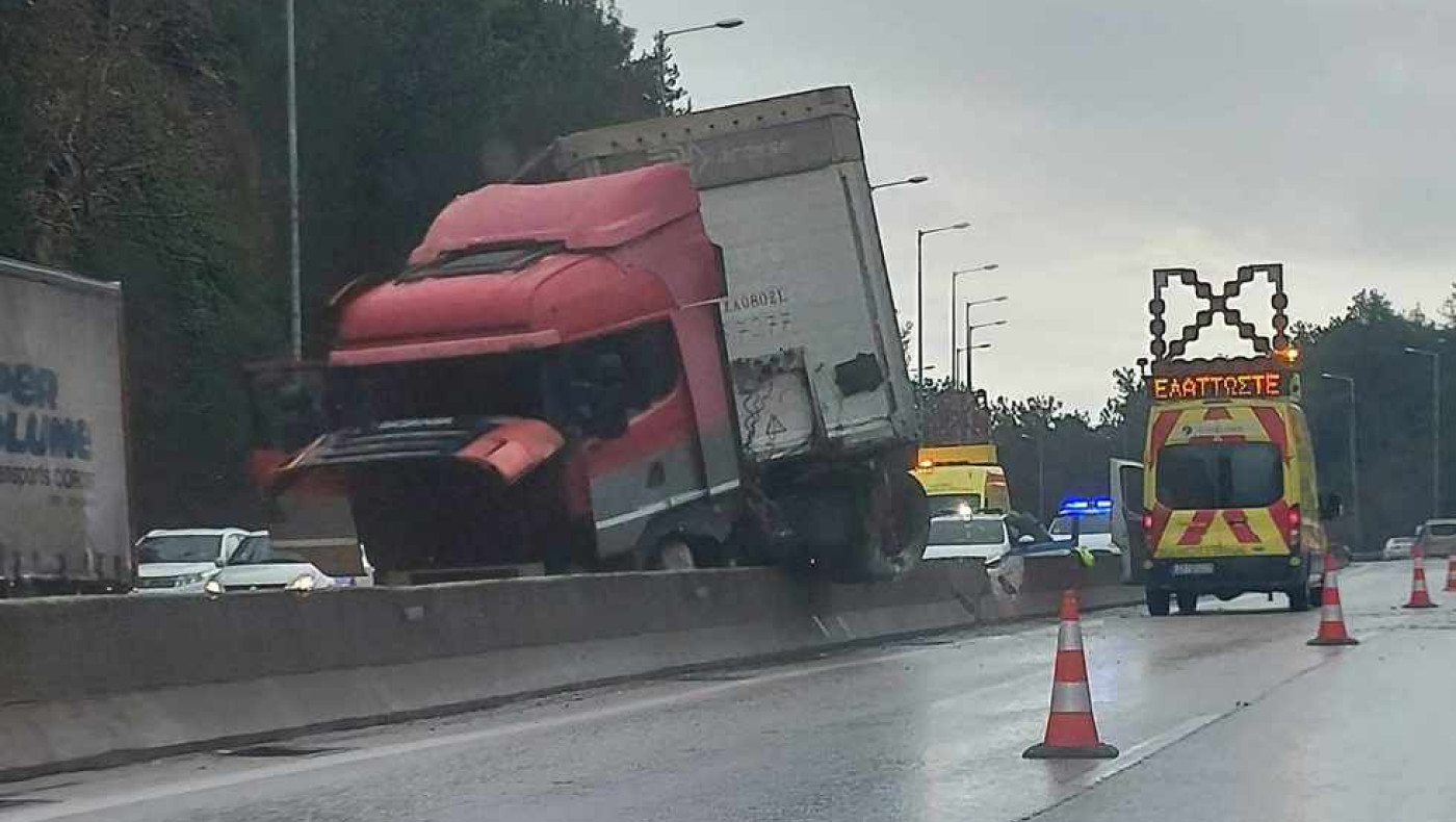 Θεσσαλονίκη: Νταλίκα δίπλωσε και η μισή στέκεται στο αντίθετο ρεύμα