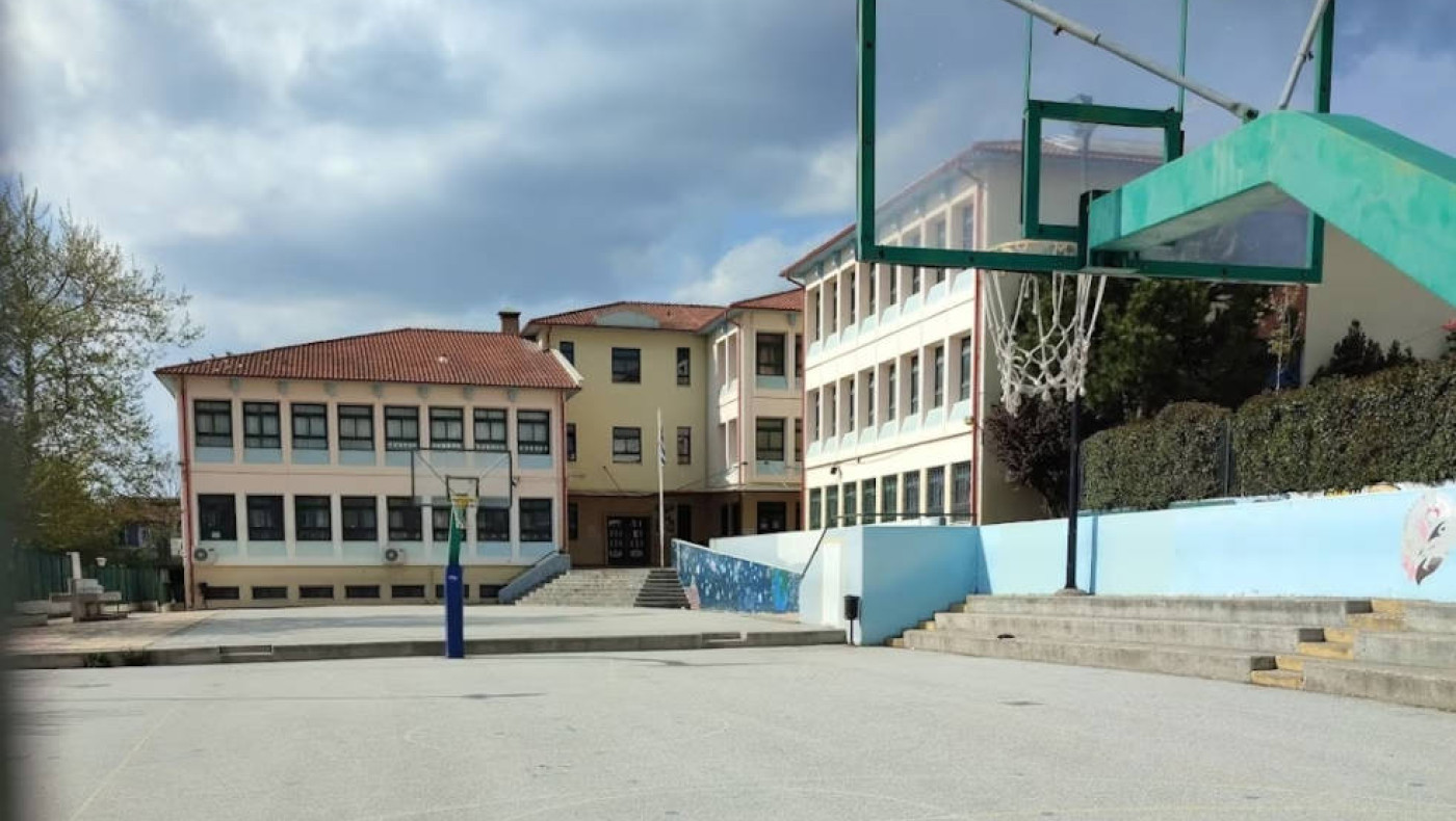 Θεσσαλονίκη: Καθίζηση σε προαύλιο σχολείου-Από θαύμα δεν τραυματίστηκαν μαθητές