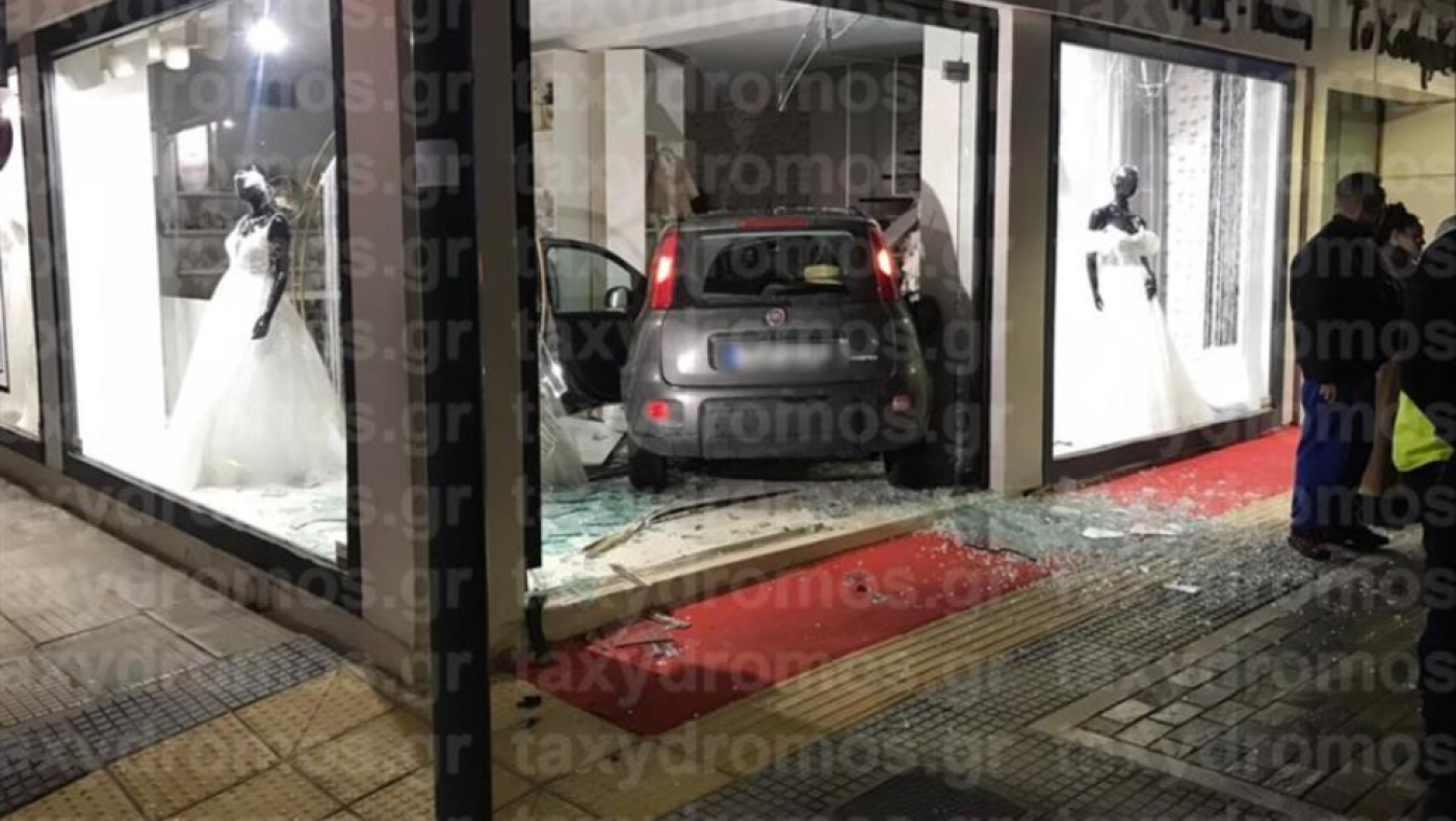 Πανικός στο Βόλο: Αυτοκίνητο κατέληξε μέσα σε μαγαζί με νυφικά μετά από τρελή πορεία