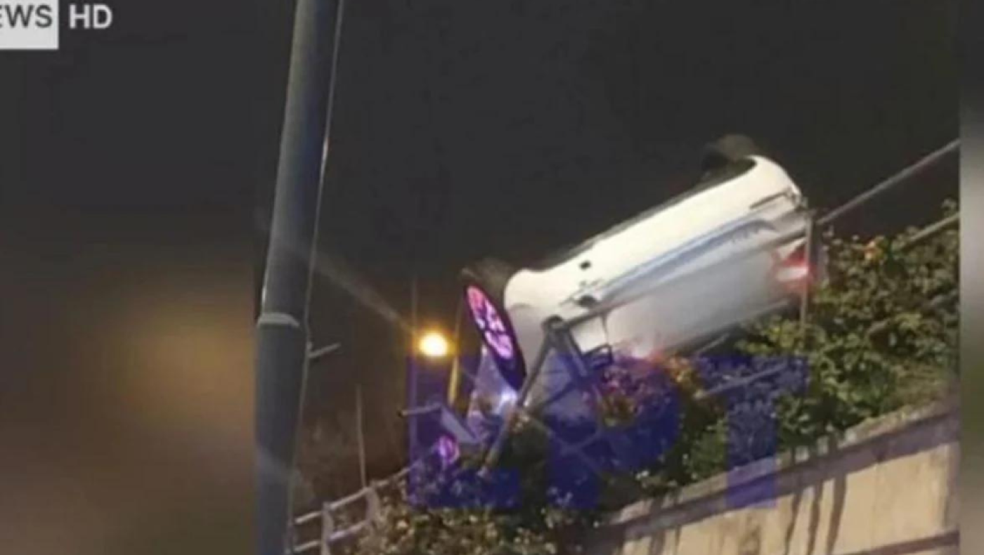 ΙΧ ανατράπηκε και κρεμάστηκε από μπάρες στην Ηλιούπολη