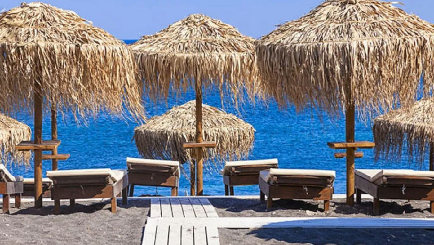 Παραλίες: Τι αλλάζει για τις επιχειρήσεις με ξαπλώστρες και ομπρέλες