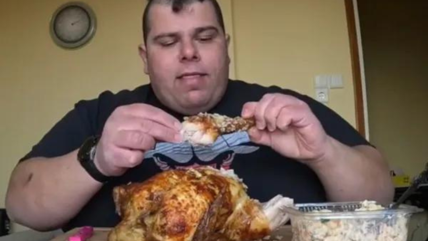 Καβάλα: Κάνει καριέρα στο TikTok... τρώγοντας