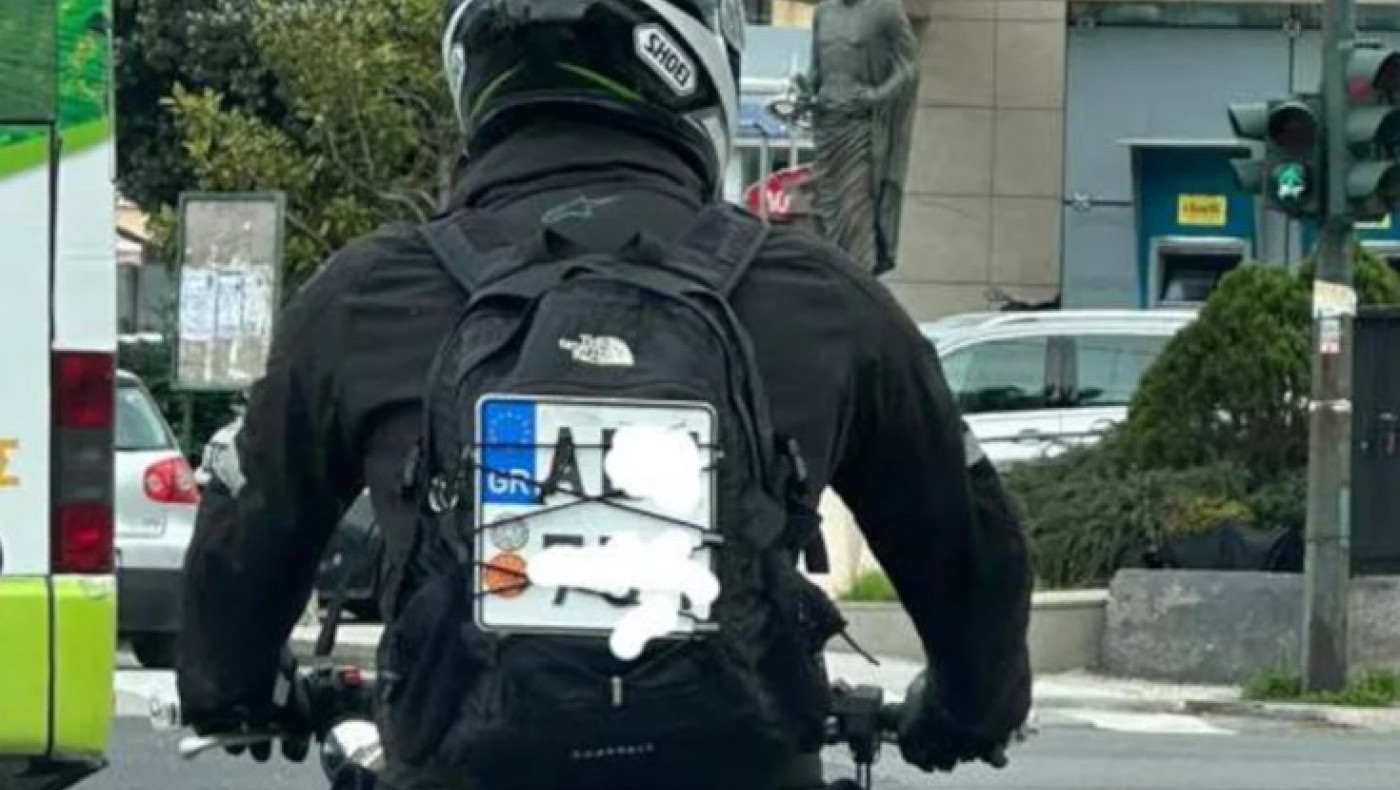 Ηράκλειο: Οδηγός μηχανής «φόρεσε» την πινακίδα κυκλοφορίας στην... πλάτη! (pic)