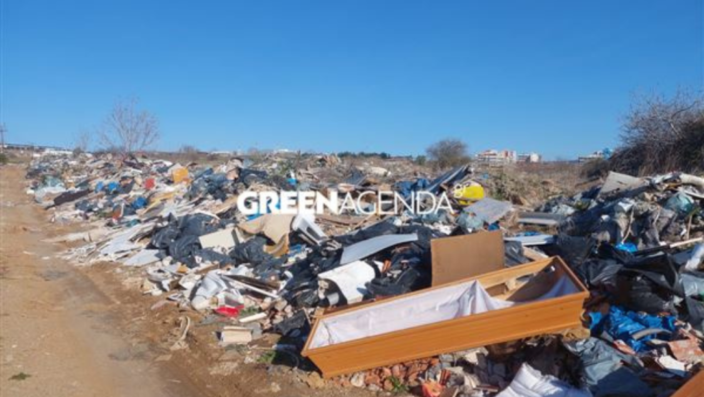 Τραγικές εικόνες: Σκουπιδότοπος πάνω από τον Περιφερειακό, πεταμένο μέχρι και φέρετρο!