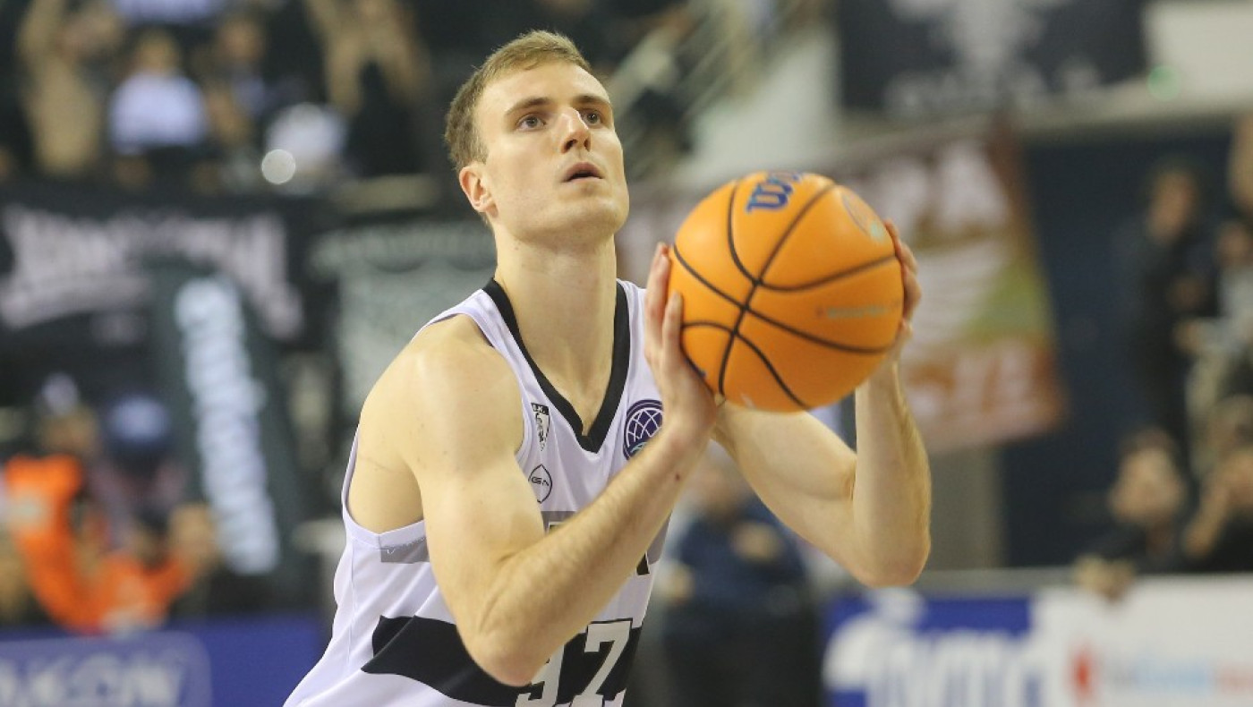 Φεύγει ο Μπελιαουσκας, έρχεται ο Μπράουν