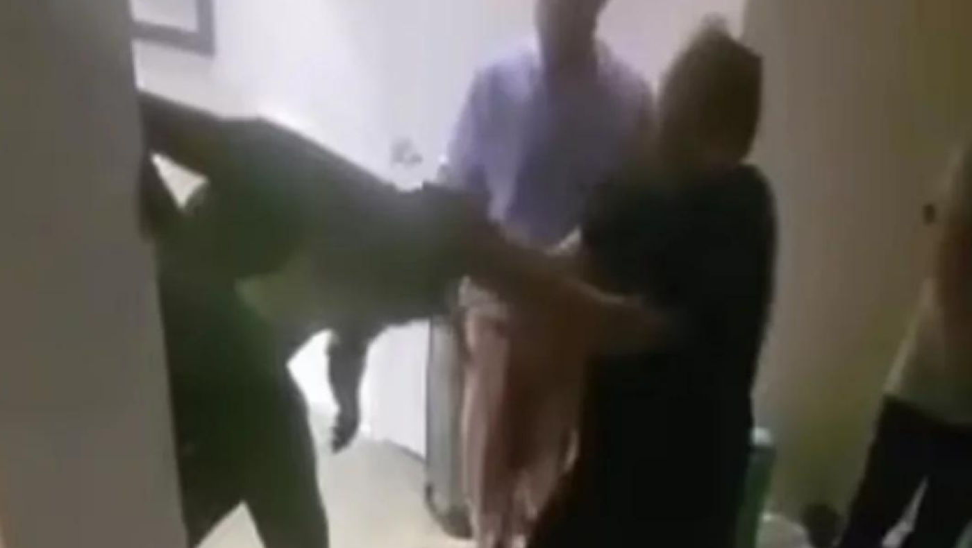 Γνωστός τραγουδιστής, συνεργάτης του βασιλιά Καρόλου, ξυλοκόπησε βοηθό του για ένα μπουκάλι νερό