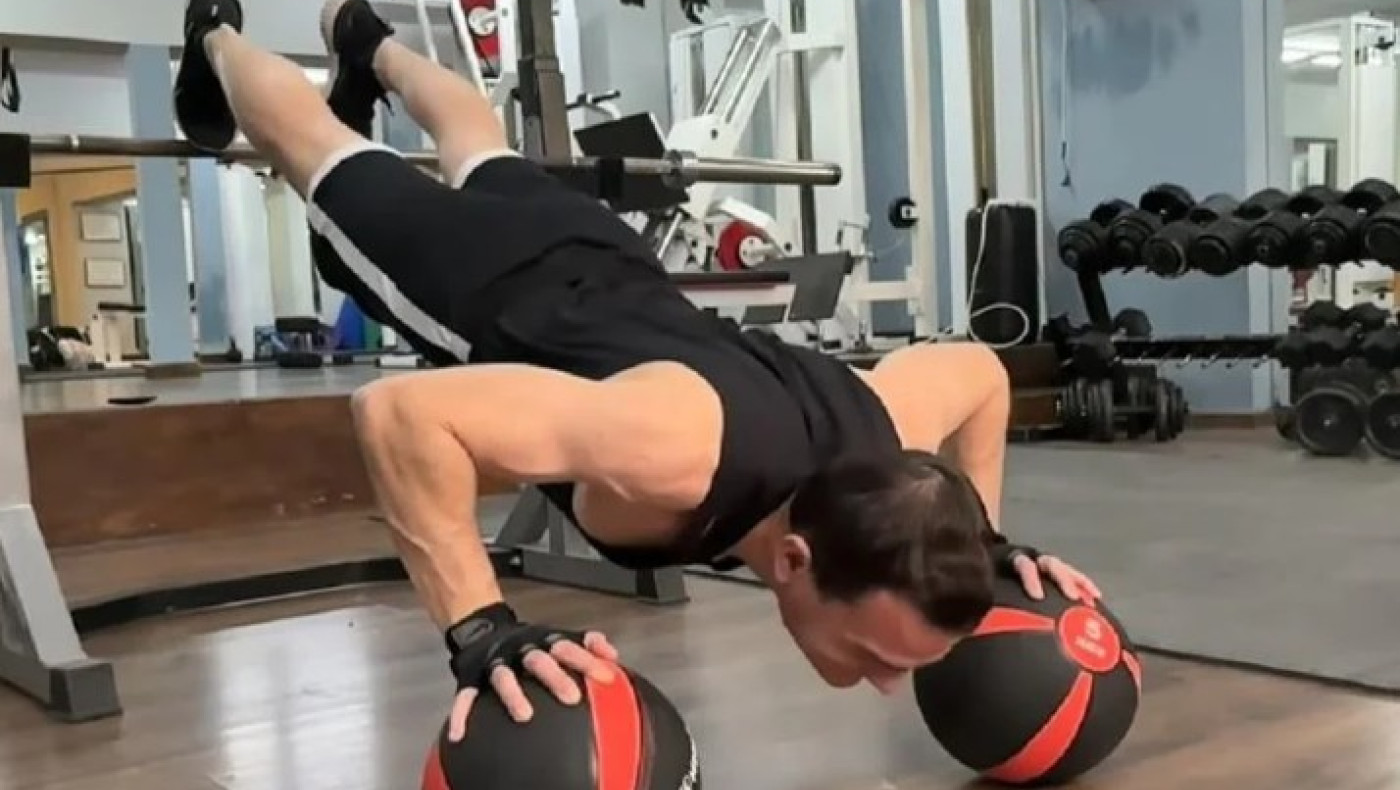 Κρητικός έσπασε το ρεκόρ Γκίνες με κάμψεις πάνω σε μπάλες