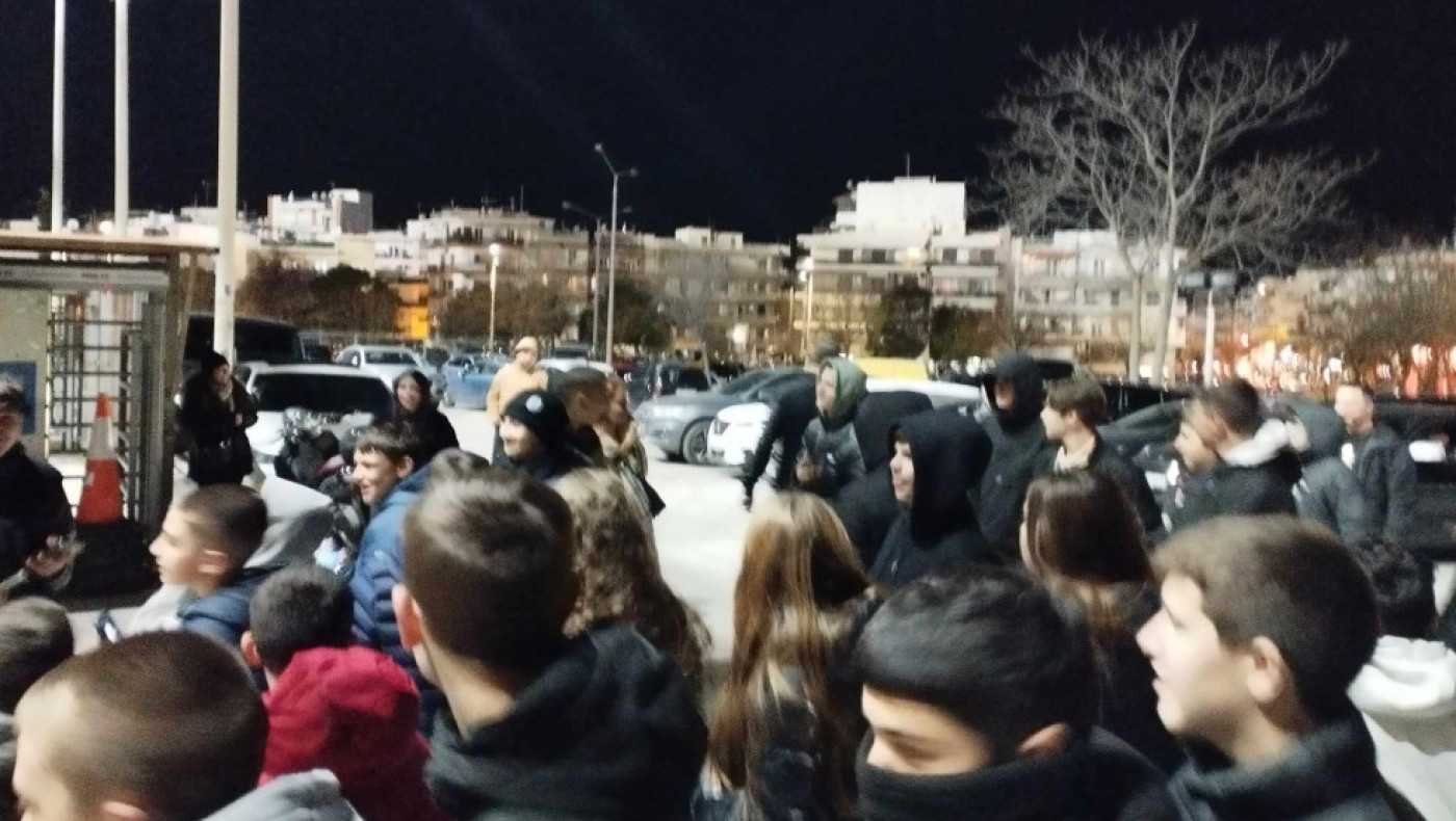 Φίλαθλοι του ΠΑΟΚ έξω από την Τούμπα, πριν το ντέρμπι με τον Παναθηναϊκό