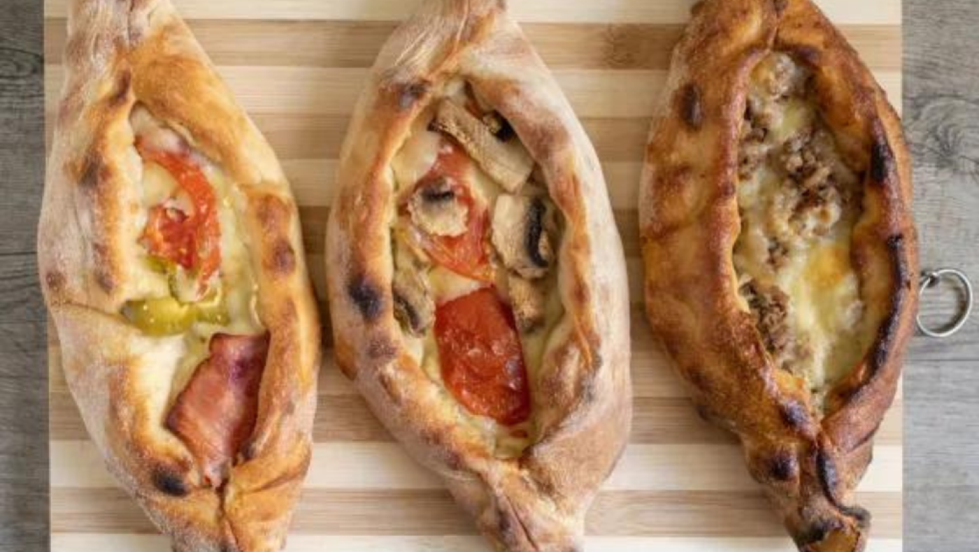 Ο φούρναρης από την Καβάλα που δημιούργησε πεϊνιρλί με κοκορέτσι