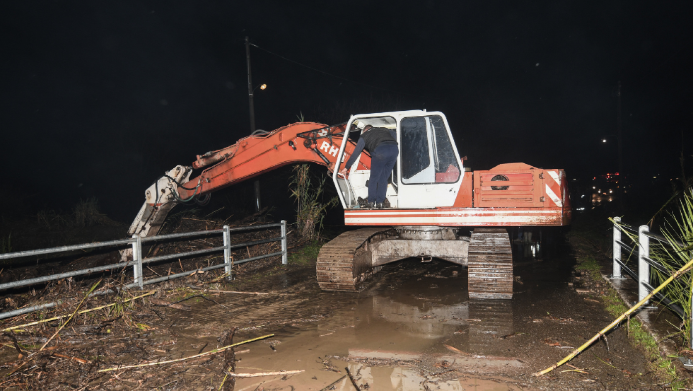 Έκοψαν πρόστιμο 100 ευρώ στους τρεις που απεγκλωβίστηκαν με άρμα της ΕΜΑΚ