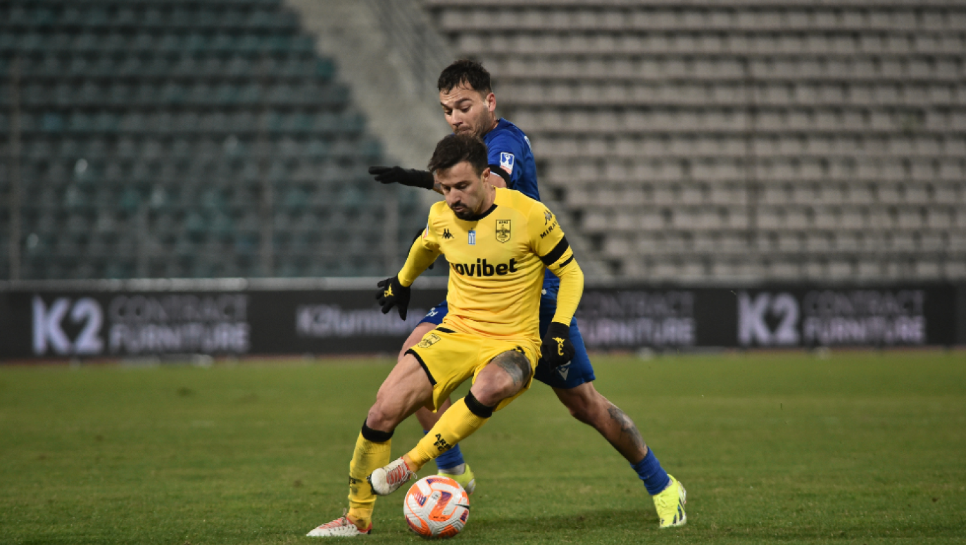 Κοιτάζει  (πλέον) στους ελεύθερους