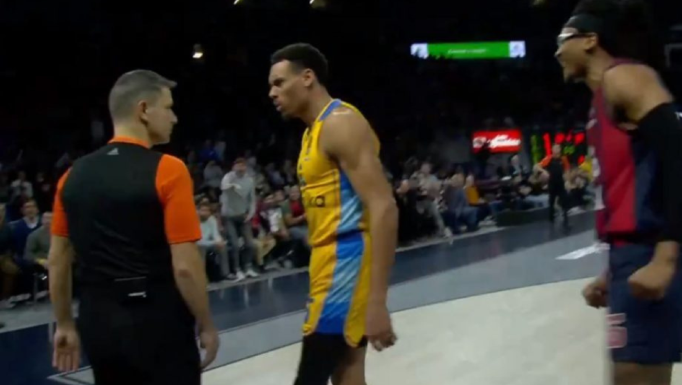 Ο Μπάλντγουιν κόλλησε το πρόσωπο του στον διαιτητή