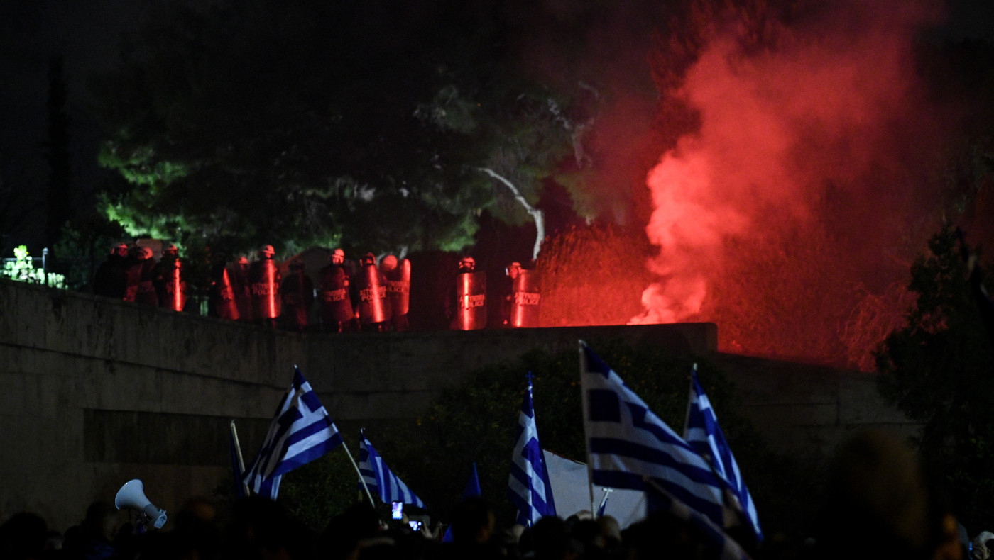Απίστευτο περιστατικό στον Βόλο: Φωτοβολίδα χτύπησε 62χρονο στα γεννητικά όργανα