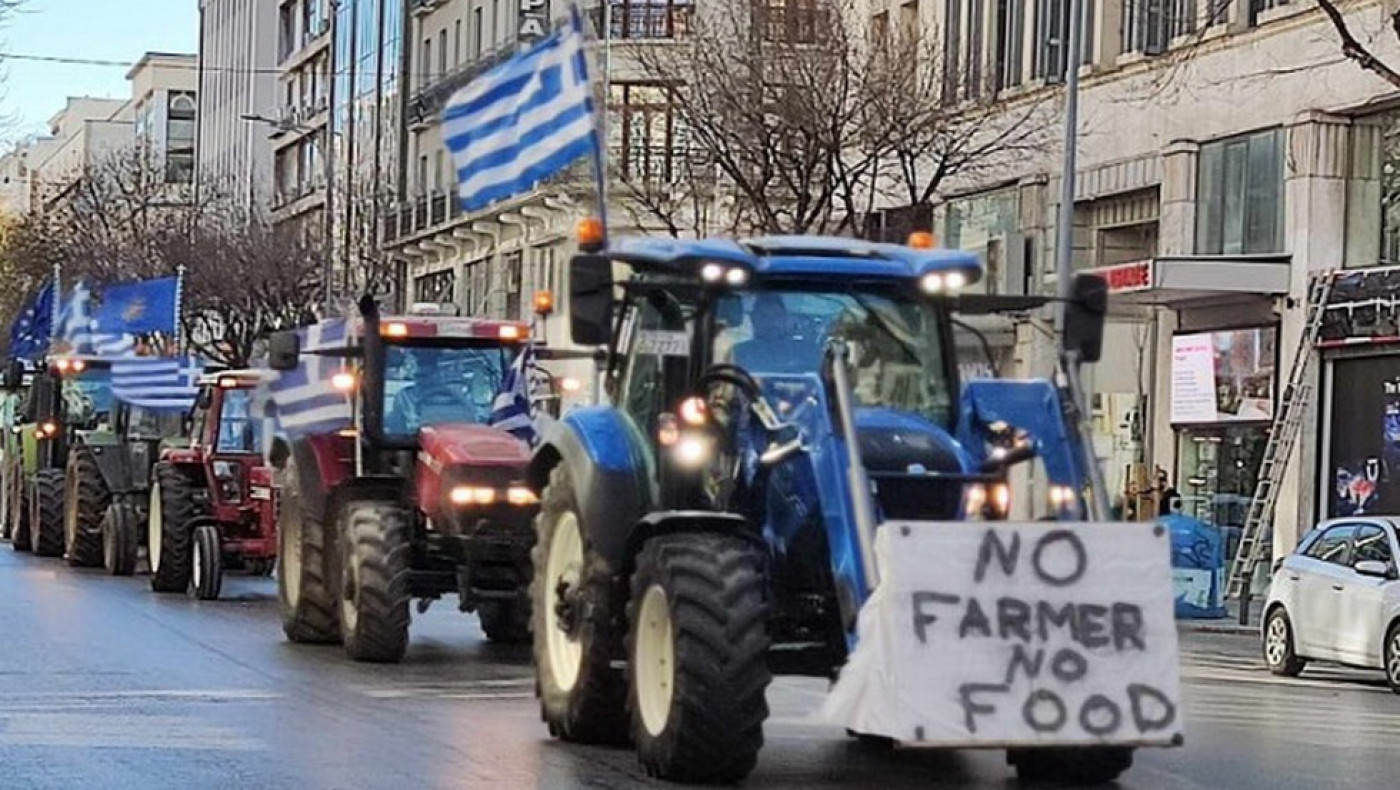 «Επιδρομή» από τρακτέρ στη Θεσσαλονίκη, κλείνουν δρόμους οι αγρότες – Μπλόκο στον κόμβο Μουδανιών