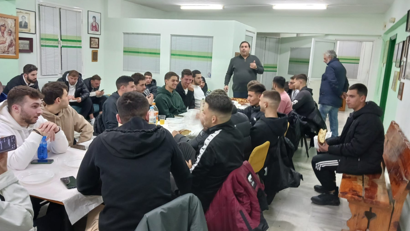 Εκοψαν την πίτα τους Π. Μελάς και Νέοι