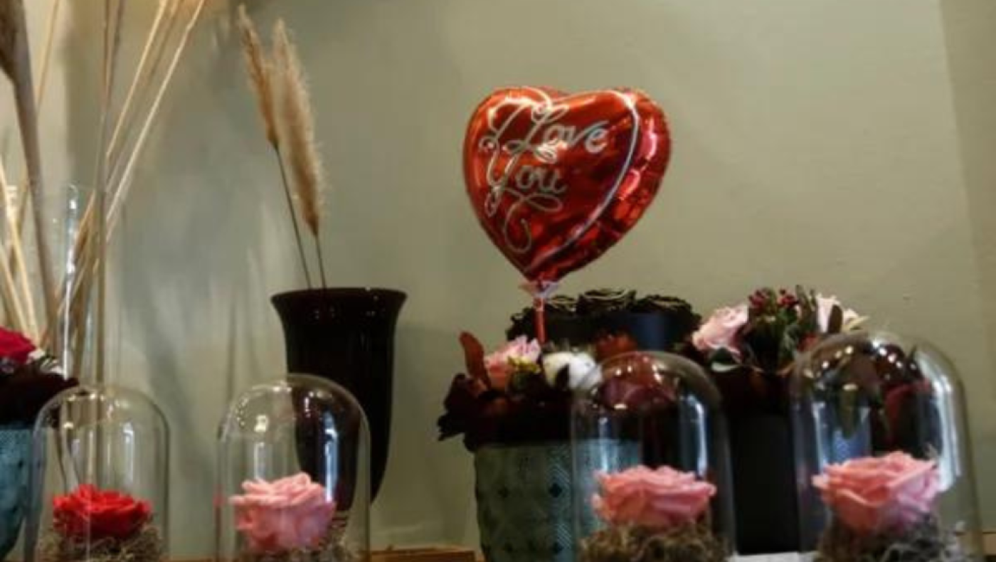 Σε κλίμα Αγίου Βαλεντίνου τα ανθοπωλεία: Οι τιμές για τριαντάφυλλα και μπουκέτα