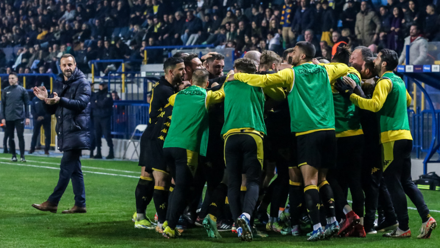 Οπαδοί του Άρη αποθέωσαν την αποστολή πριν αναχωρήσει από το Αγρίνιο (vid)