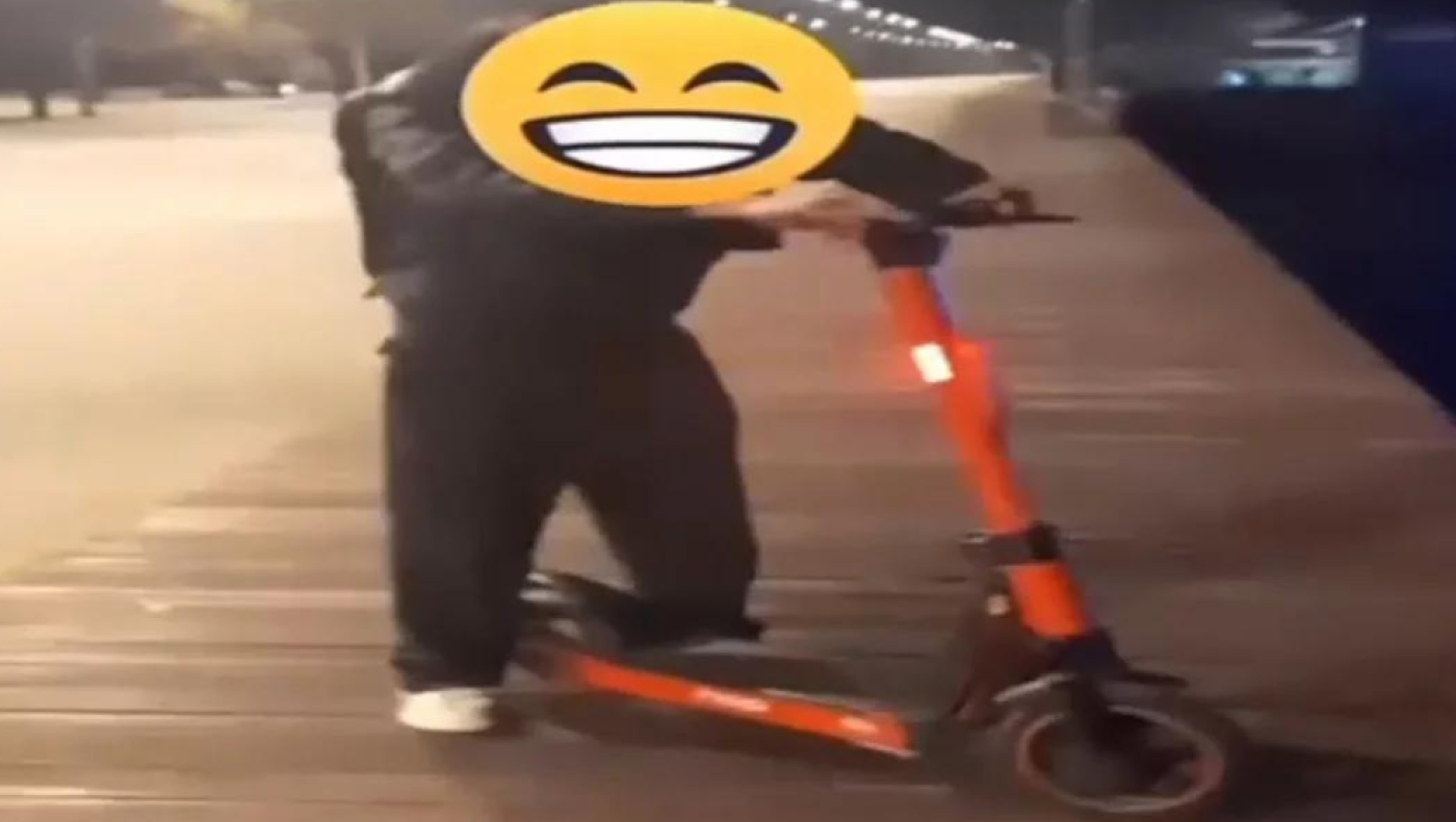 Βίντεο: Η στιγμή που νεαρός πετά επίτηδες το πατίνι του στον Θερμαϊκό