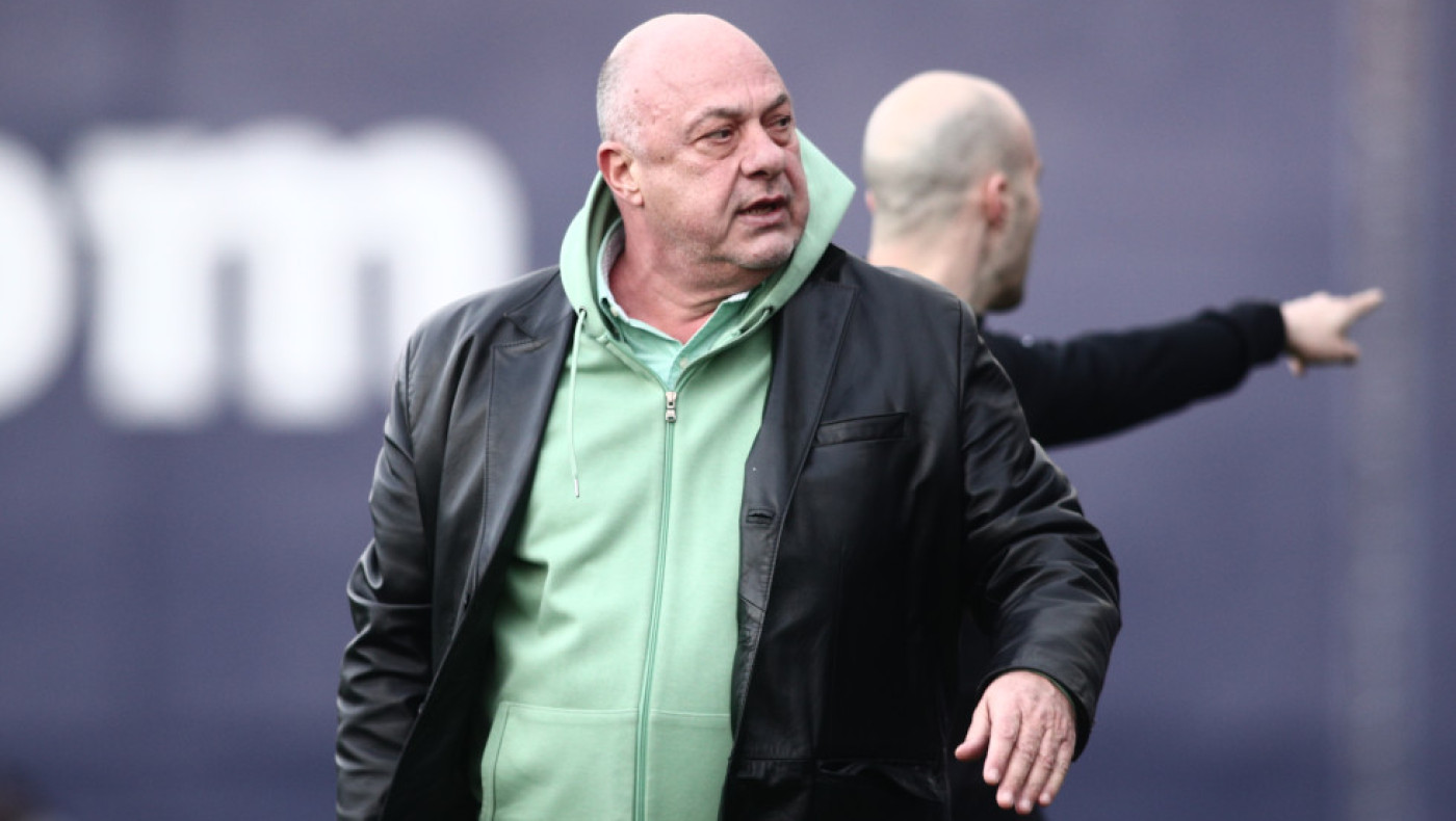 Μπέος εναντίον όλων-Μιλά για «γραβατάκηδες» και πολιτικούς απατεώνες: «Είναι πολύ μ@@@κες»