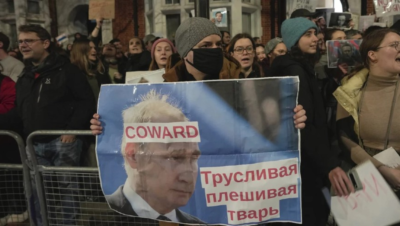 Θάνατος Ναβάλνι: Ξεσηκώνεται η Ευρώπη -Διαδηλώσεις κατά Πούτιν σε Ολλανδία, Σερβία, Ελβετία και Βρετανία