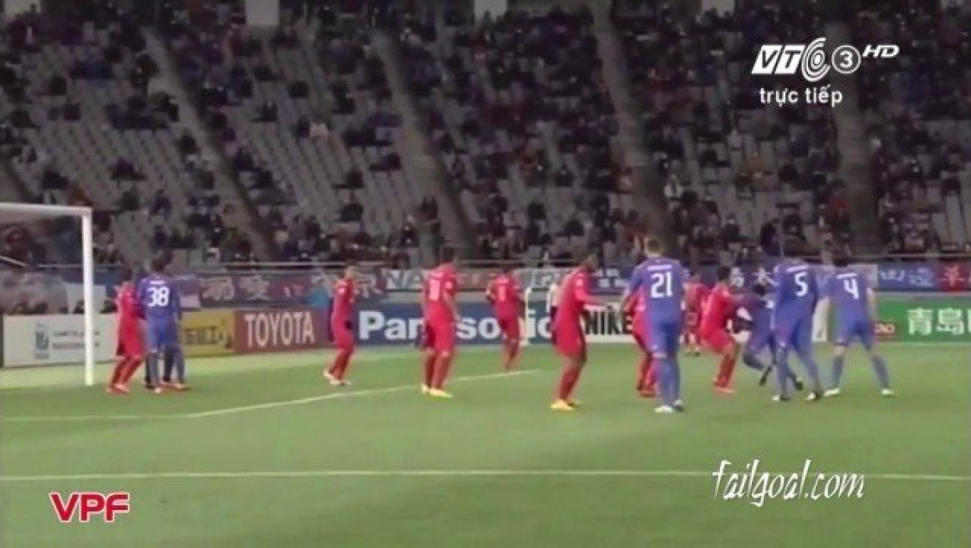 Έπιασε πέναλτι και μετά έβαλε αυτογκόλ με το κεφάλι! (video)