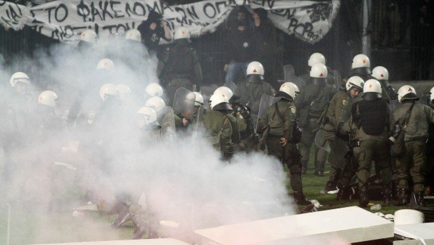 Φωτιές στη θύρα 4, η κατάσταση έχει ξεφύγει! (video)