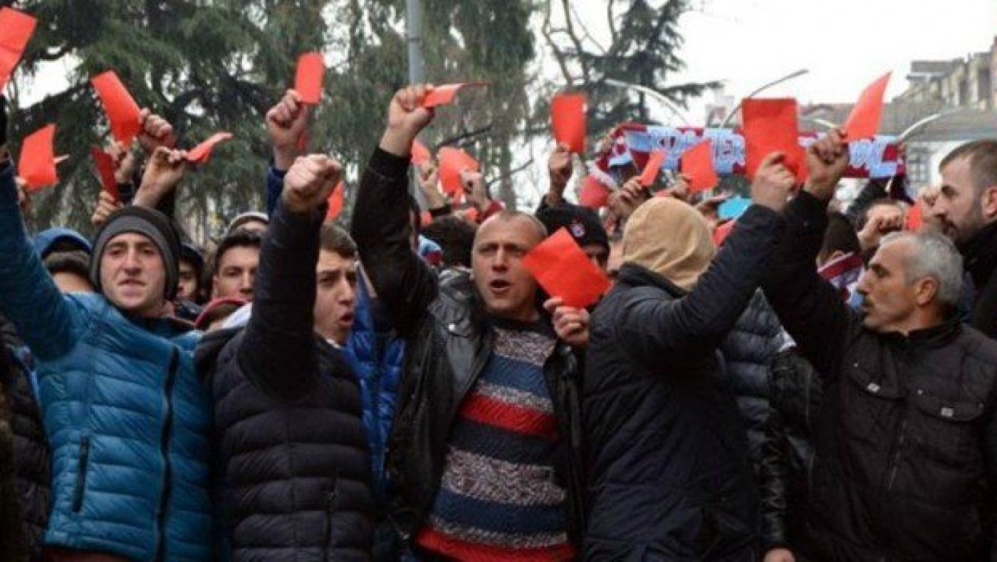 Στους δρόμους με κόκκινες κάρτες οι οπαδοί της Τράμπζονσπορ