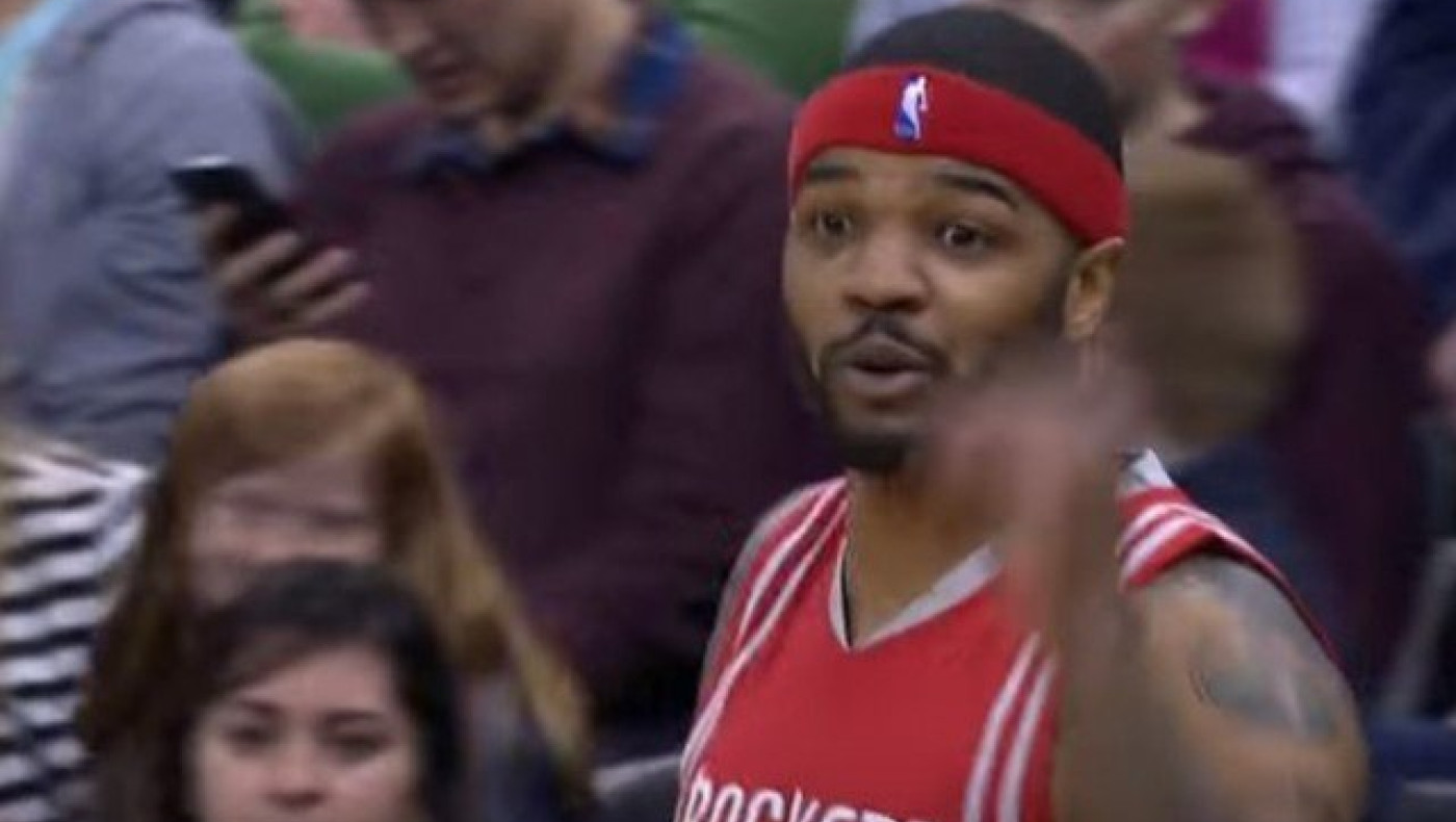 Έκανε 25 βήματα σε μια προσπάθεια και οι διαιτητές δεν έδωσαν τίποτα!