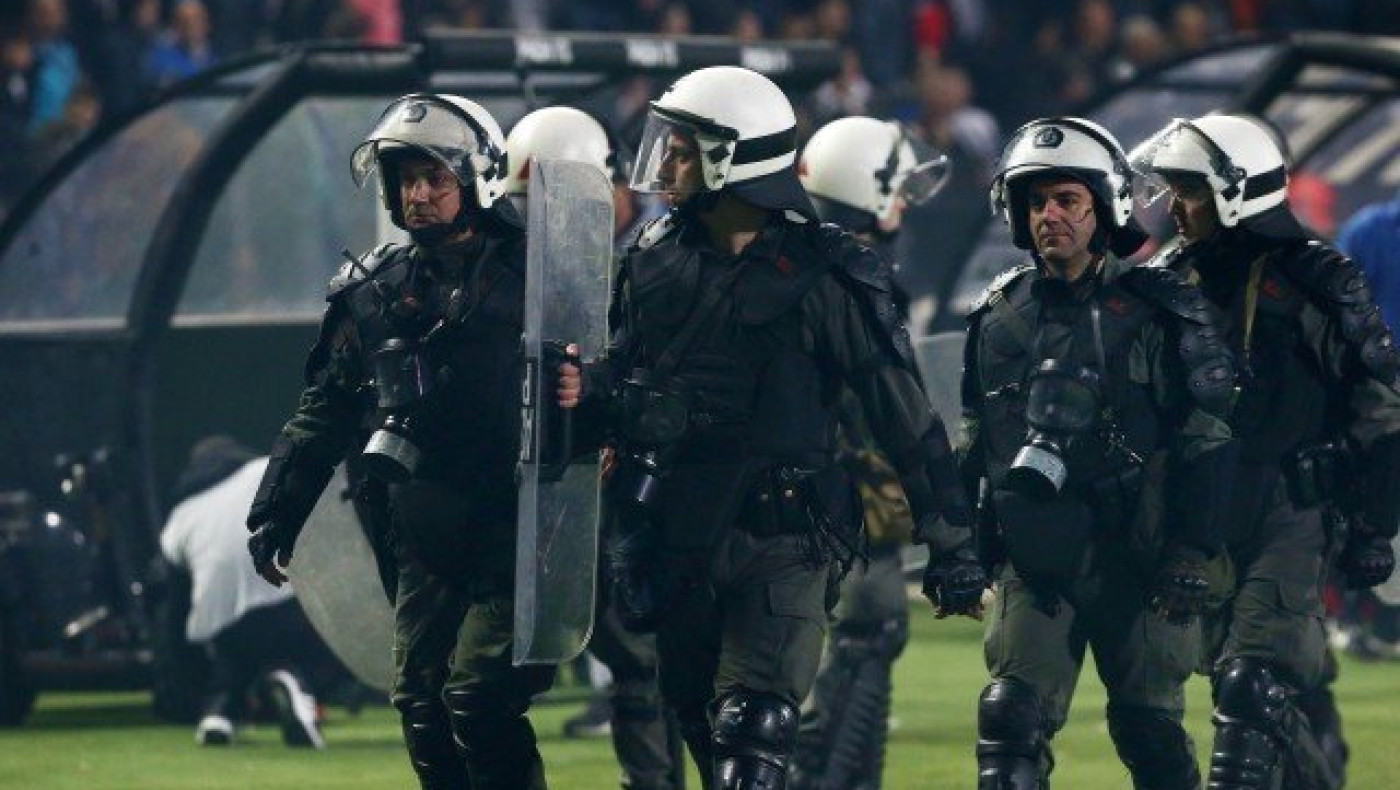 Απίστευτα επεισόδια στην Τούμπα, συλλήψεις και διακοπή (vids)