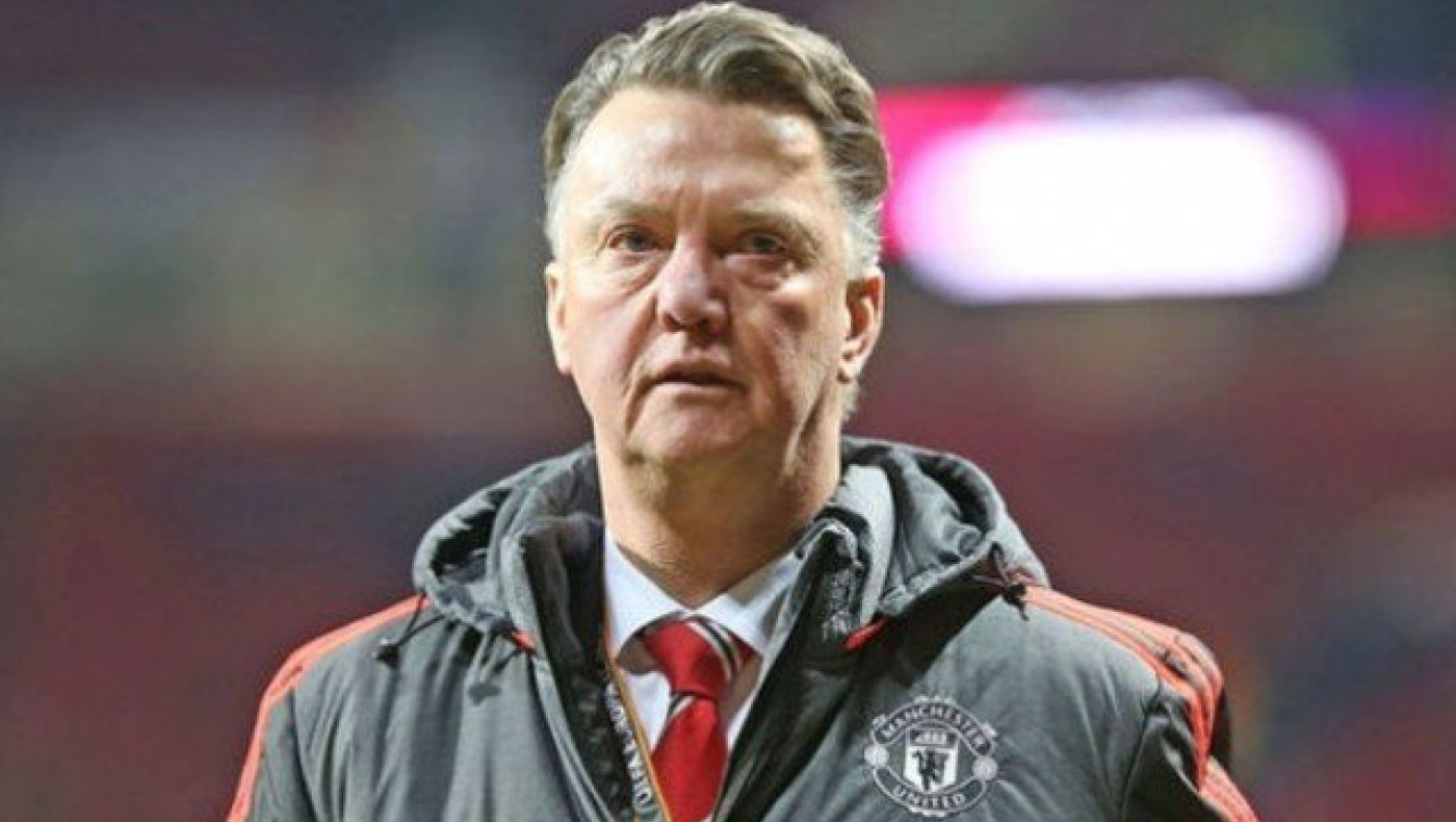 Το απίστευτο «πέσιμο» του Φαν Χάαλ στον 4ο για να διαμαρτυθεί! (vid)